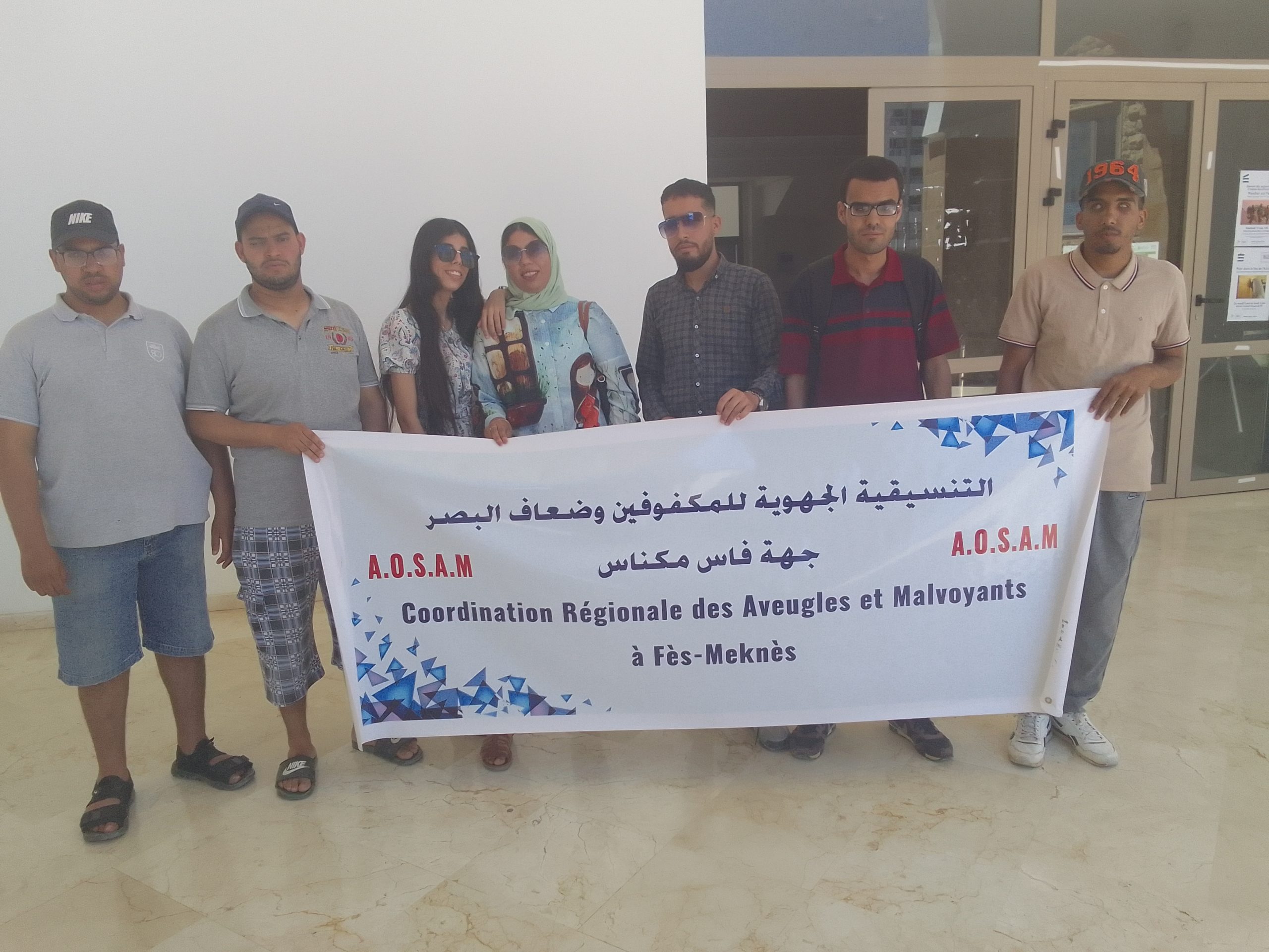 مكفوفون يحتجون أمام جماعة فاس لطلب الشغل