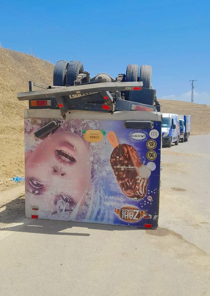 انقلاب شاحنة لنقل المثلجات على الطريق الرابطة بين مولاي يعقوب وفاس