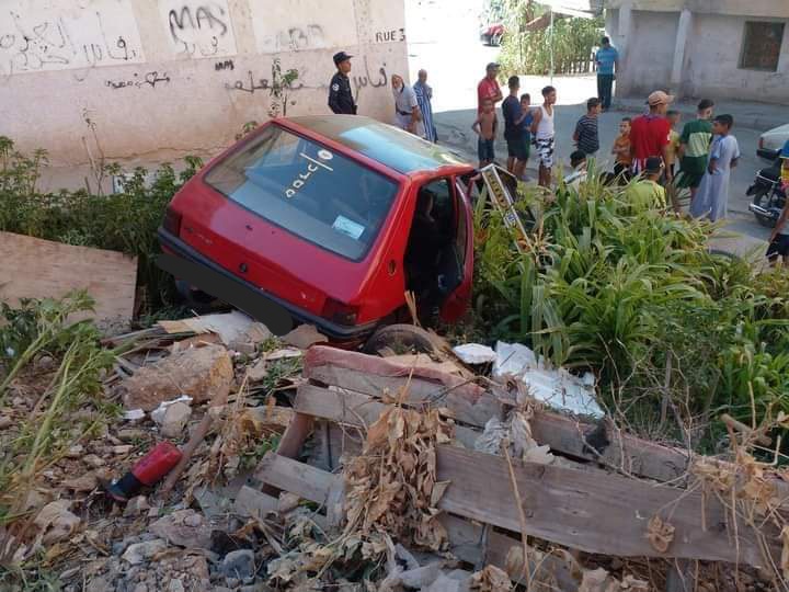 سائق للنقل السري يتسبب في حادثة سير خطيرة بحي لويزات بمقاطعة جنان الورد