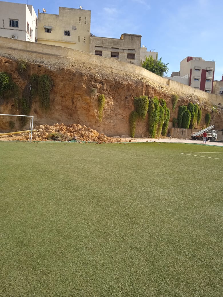 انهيار سور محاذ لملعب القرب بملعب المرينيين