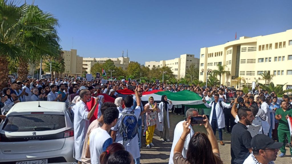 موظفو قطاع الصحة بفاس يحتجون تضامنا مع زملائهم في قطاع غزة