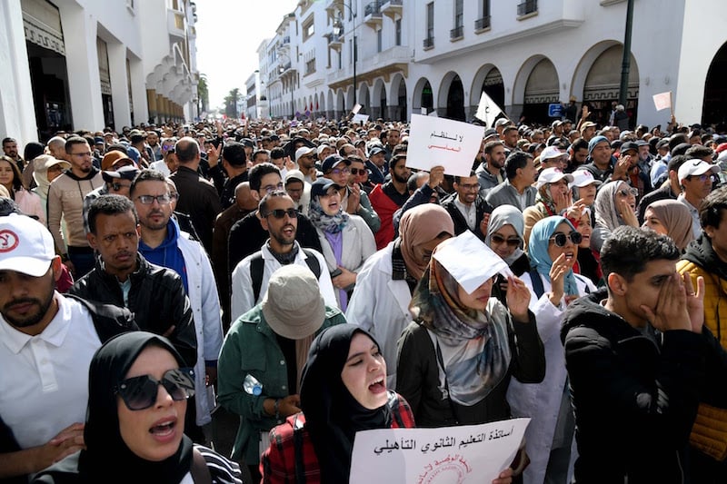 الحكومة تستجيب للنقابات وتقرر تجميد النظام الأساسي والرفع من أجور الأساتذة