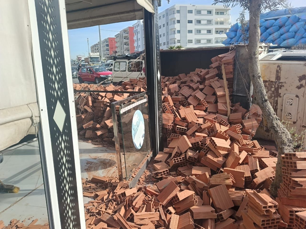 خسائر مادية في انقلاب شاحنة محملة بــ”الأجور” بمدينة فاس