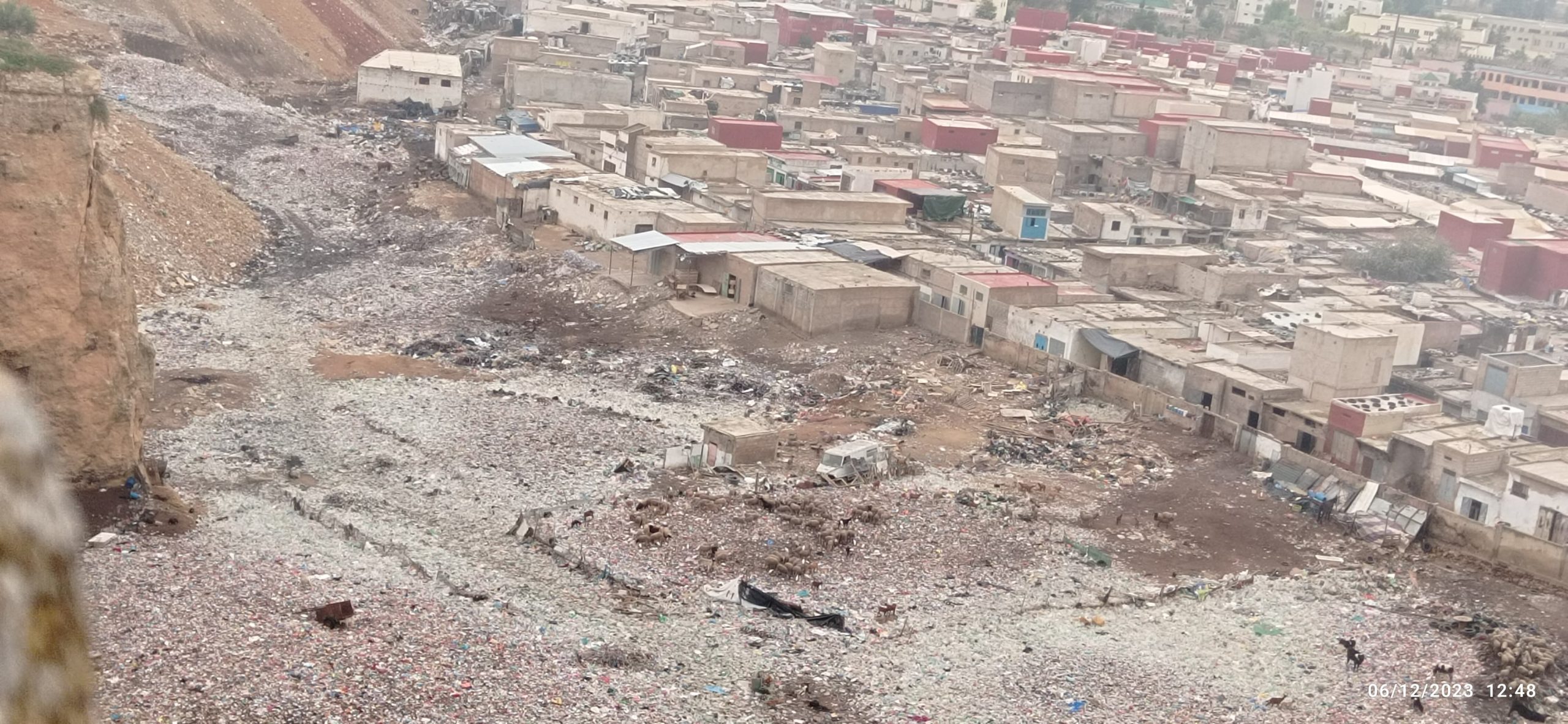 تحول حافة مولاي إدريس إلى مطرح للنفايات ينغص حياة ساكنة حي كريان الحجوي