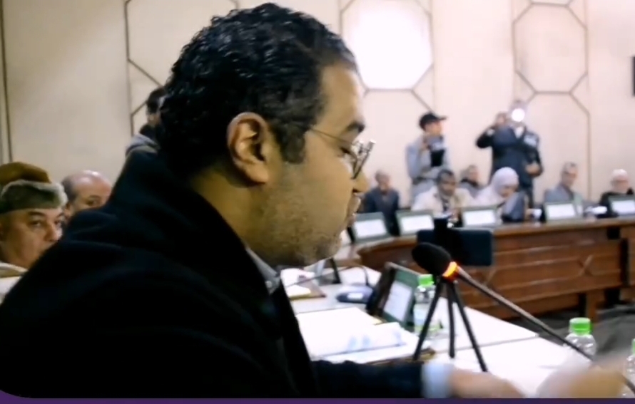 مستشار جماعي بختار التدخل بالإنجليزية في دورة لمجلس القنيطرة احتجاجا على توصله بوثائق بالفرنسية