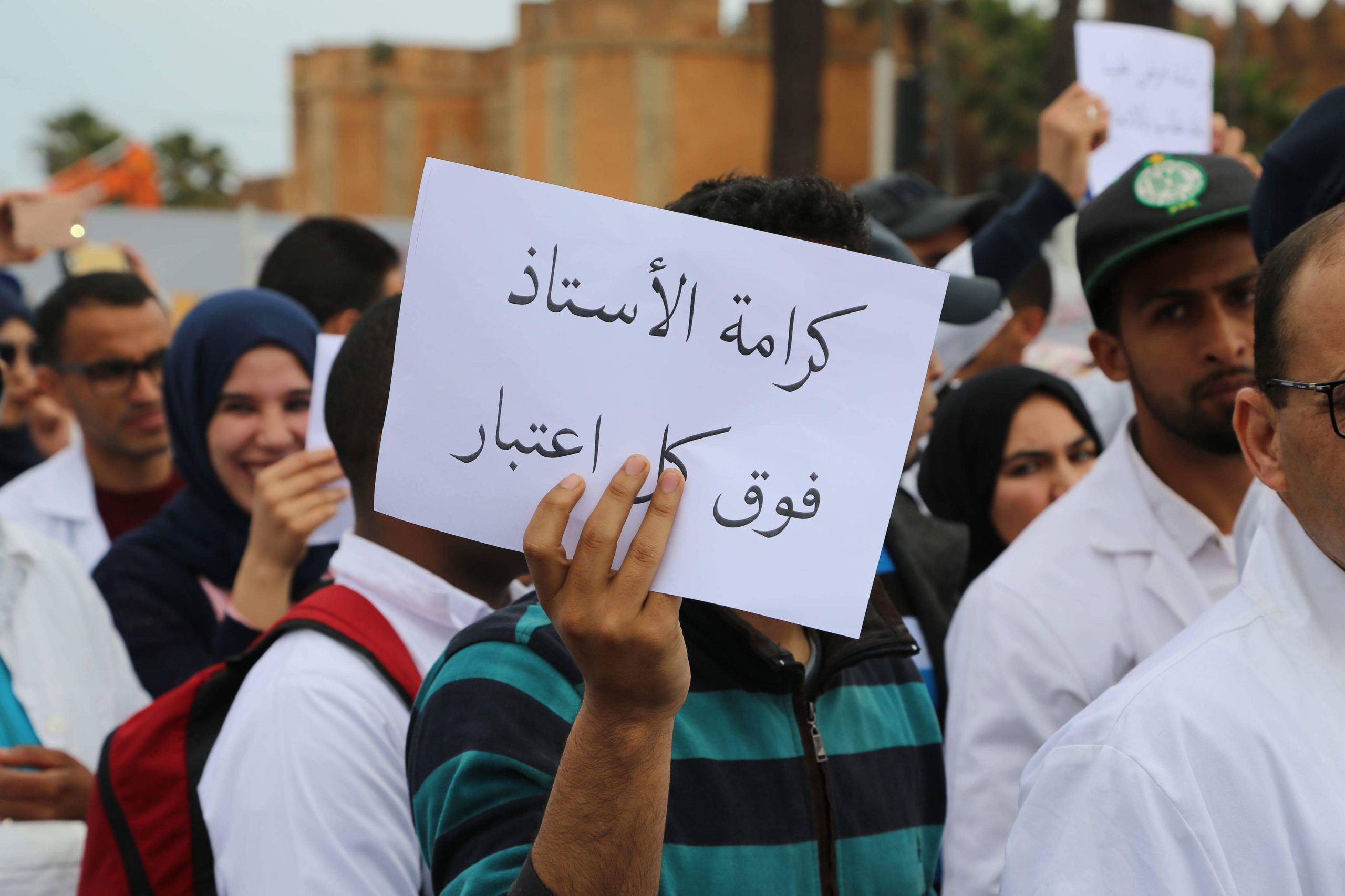 أولياء الأمور بتهمون جهات سياسية لا تحظى بالصفة القانونية بالتحكم في احتجاجات الأساتذة