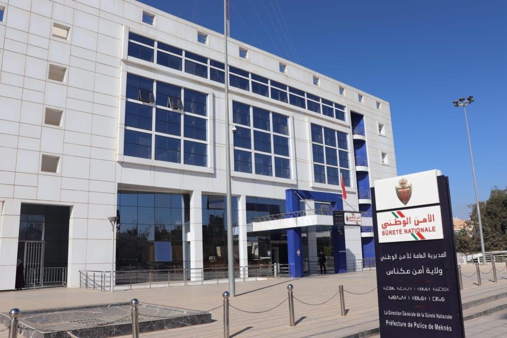 أمن مكناس يحيد الخطر الصادر عن مختل عقلي اقتحم المنطقة الأمنية الأولى حاملا سكين