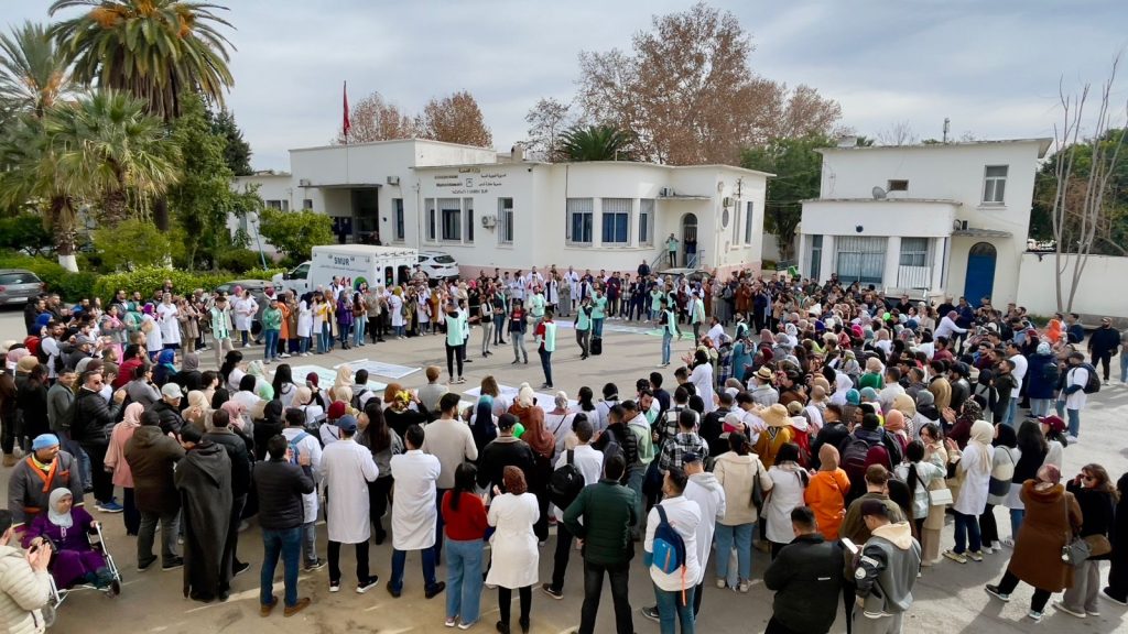 الممرضون بجهة فاس مكناس يحتجون على غياب العدالة الأجرية وهزالة التعويضات