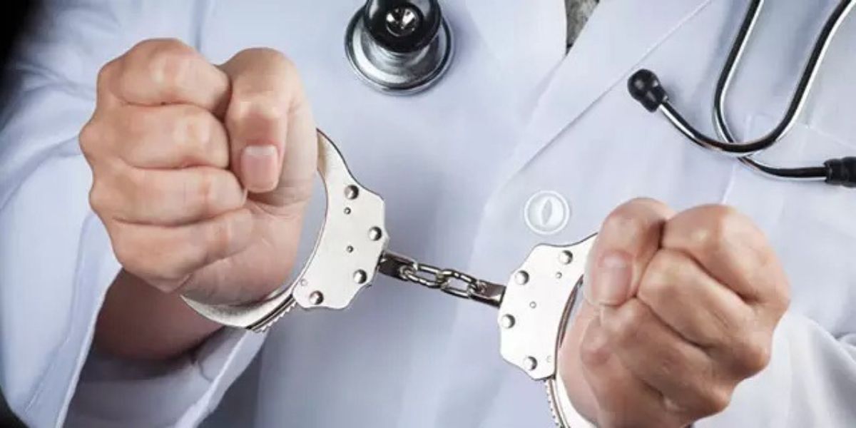 الاتجار غير المشروع في المخدرات والمؤثرات العقلية يطيح بطبيب ومستخدمة في صيدلية