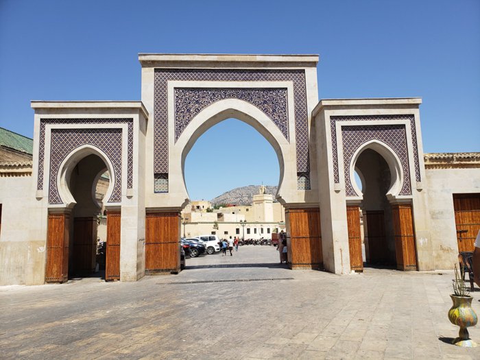 مصدر مسؤول: الباب الذي تمت إزالته في ساحة الرصيف شيد حديثا وغير مصنف في خانة المآثر العمرانية