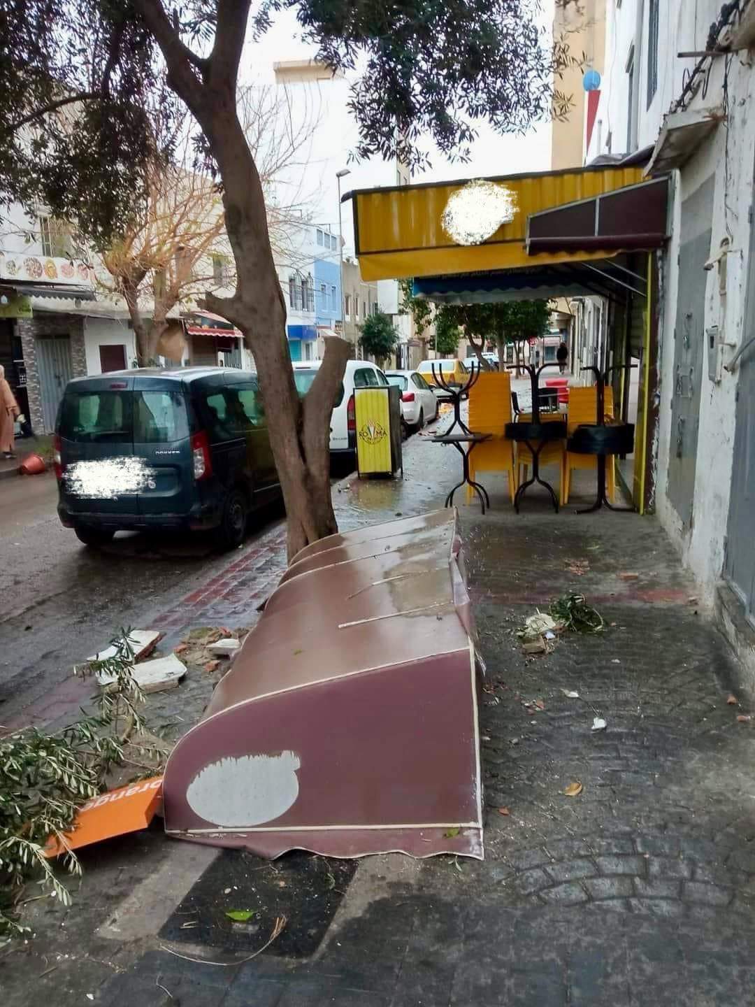 الرياح القوية تتسبب في خسائر مادية بعدد من المدن وتنهي حياة امرأة بطنجة