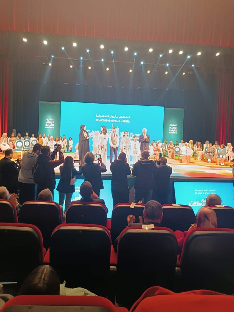 ابنة تاهلة عبير عزيم تتوج بلقب التلميذة المثقفة