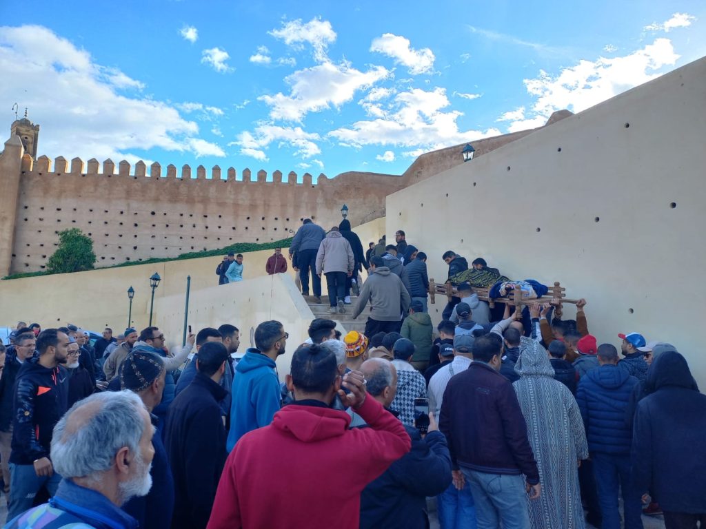 تشييع جثامين 5 أشخاص لقوا حتفهم في انهيار بناية بالمدينة العتيقة بفاس