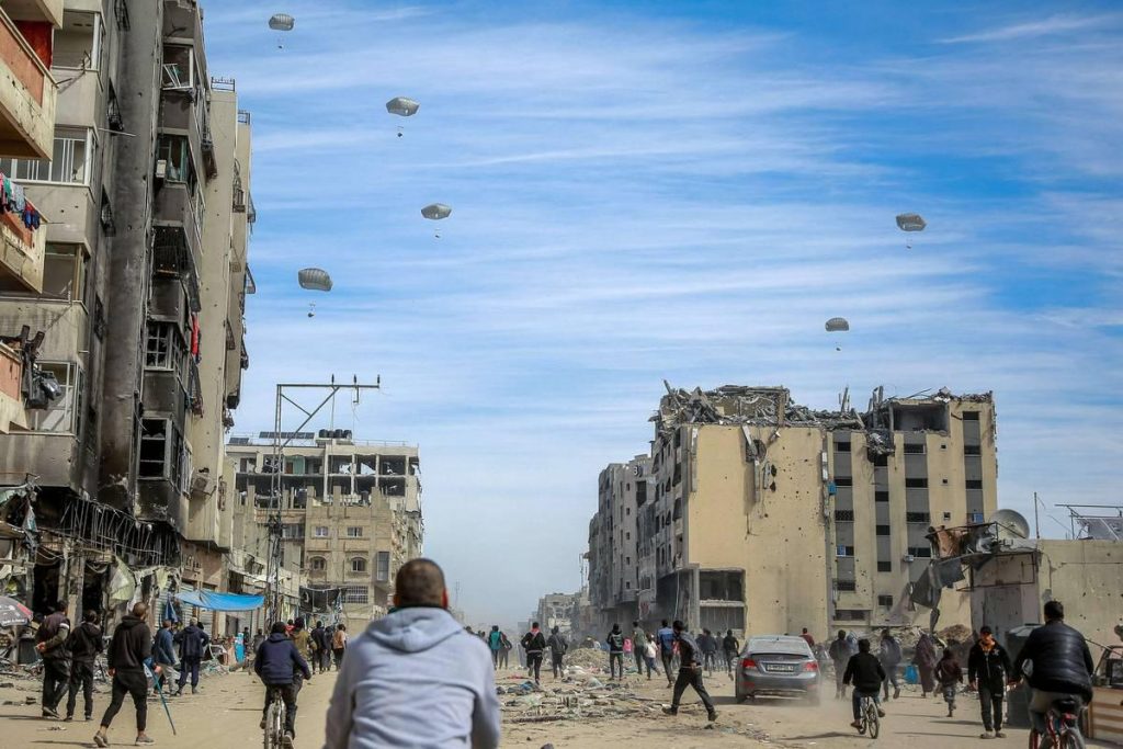 ست طائرات مغربية تسقط مساعدات إنسانية على قطاع غزة