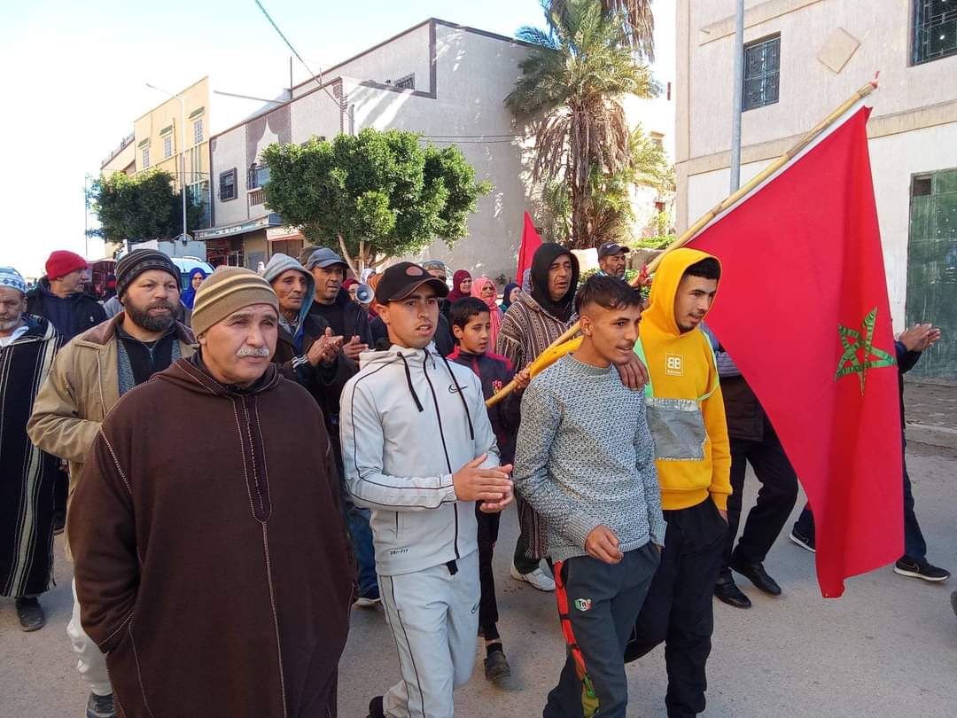 ساكنة حي بمركز بوزملان ضواحي تازة تخرج في مسيرة ضد غياب البنية التحتية والواد الحار