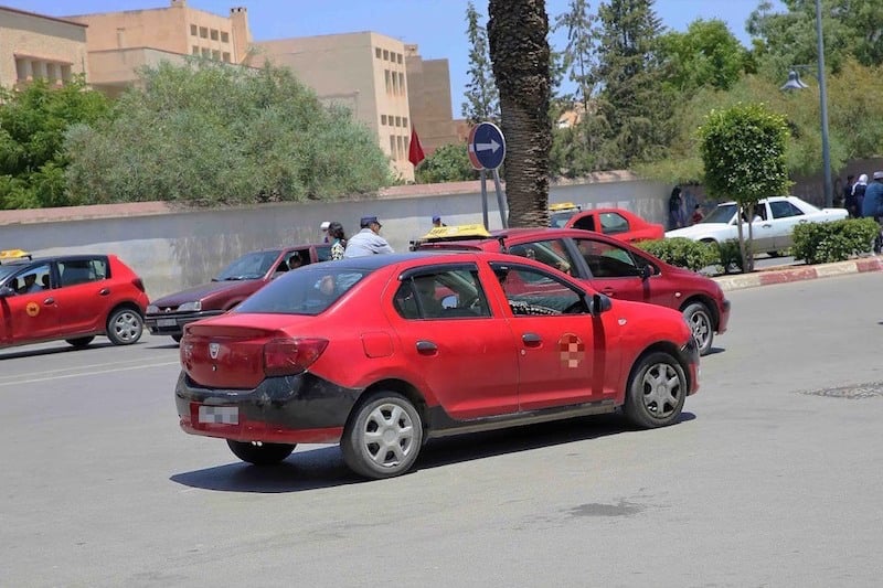 سائق سيارة أجرة بالبيضاء يتورط في السرقة باستعمال السلاح