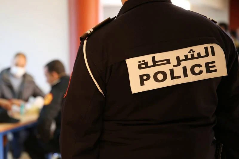 أمن البيضاء يحقق في فيديو يظهر تكسير شخص للواقي الزجاجي لسيارة بالشارع العام