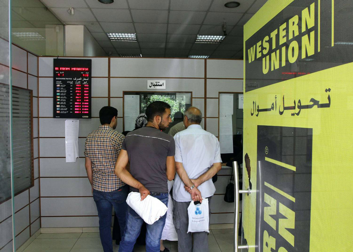تحويلات مغاربة العالم تقارب المليار دولار خلال شهر يناير 2024
