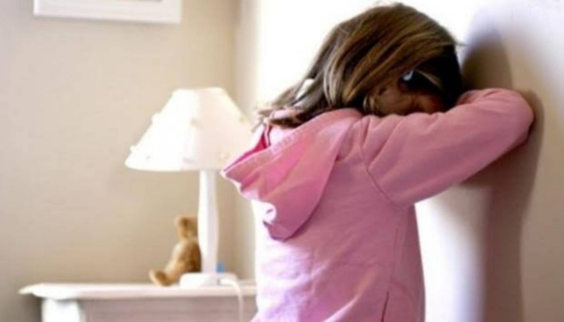 توقيف ثلاثينية عرضت ابنتها البالغة من  العمر 7 سنوات للإيذاء العمدي