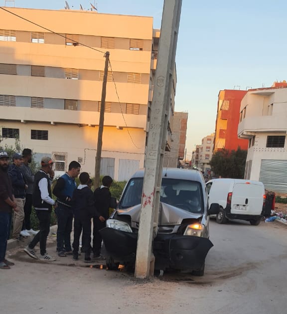 بعدما تصدر “الترند” سابقا بسبب طريقة تثبيته الغريبة..عمود كهربائي يتسبب في حادث سير خطير بأولاد الطيب