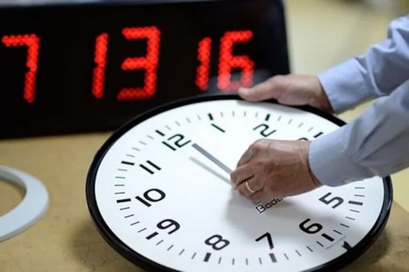 الحكومة تضيف 60 دقيقة إلى الساعة القانونية ابتداء من صباح يوم الأحد القادم