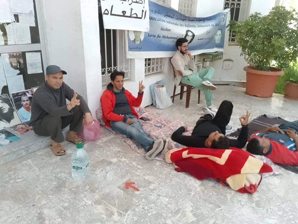 إضراب عن الطعام واعتصام..التوتر يعود لعلاقة المعطلين ومسؤولي قرية أبا محمد