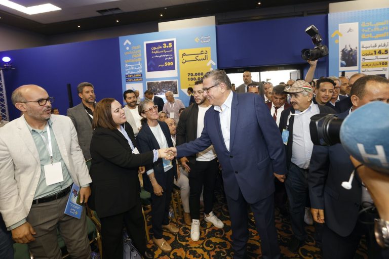 أخنوش ينتقد اعتبار البعض قرار الحكومة الزيادة في أجور الموظفين والأجراء رشوة