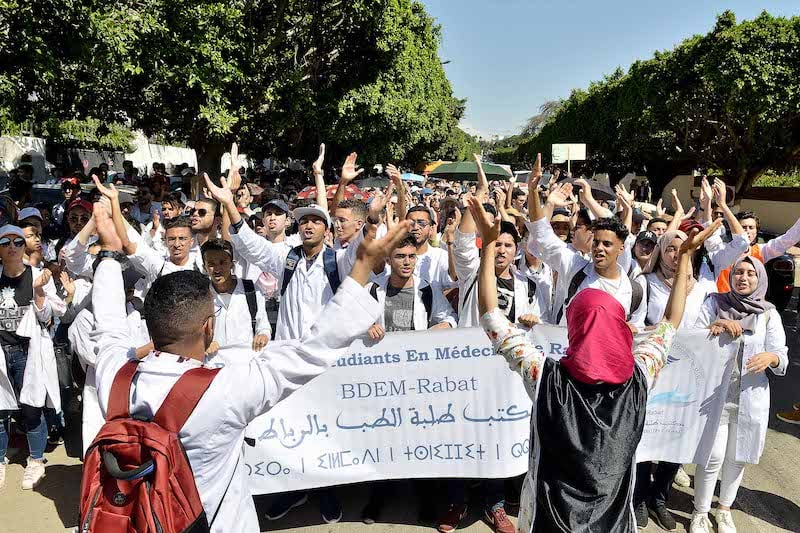 طلبة كلية الطب بفاس ينظمون مسيرة الشموع احتجاجا على تجاهل مطالبهم