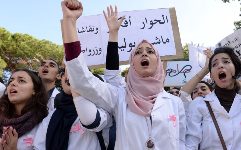 طلبة الطب يبدون استعدادهم للحوار ويشترطون تأجيل الامتحانات وتوقيف العقوبات للاستئناف