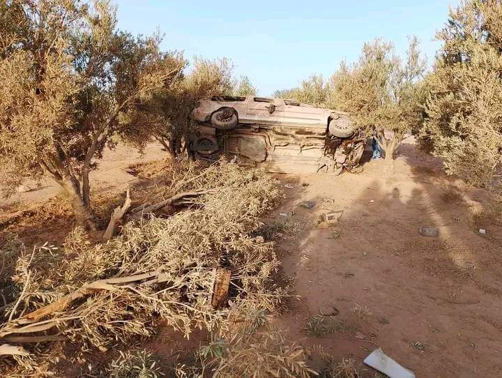 انقلاب سيارة أجرة يصرع شخصين ضواحي أوطاط الحاج