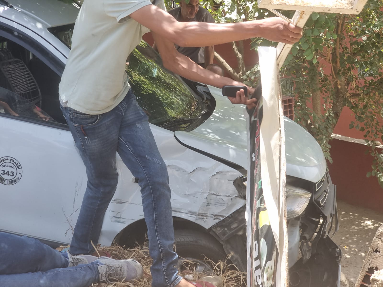 جرحى في حادث سير بين سيارة أجرة كبيرة وسيارة خفيفة على الطريق الرابطة بين فاس وتاونات