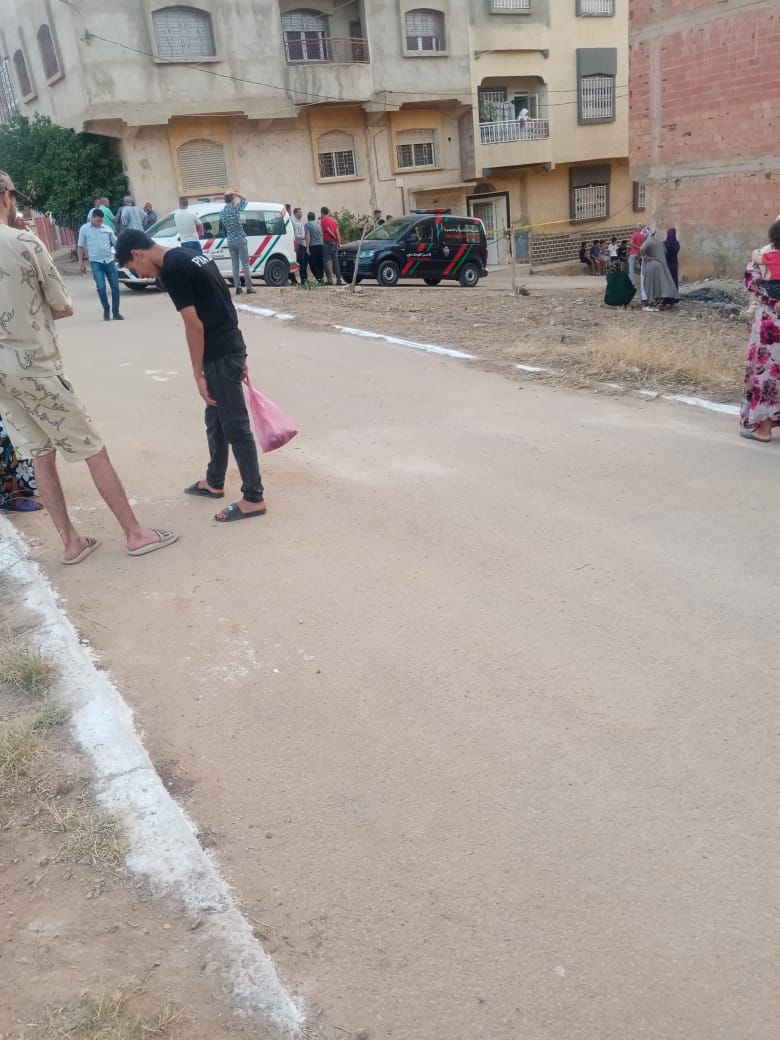 شخص يجهز على زوجته بالحاجب باستعمال سلاح أبيض من الحجم الكبير
