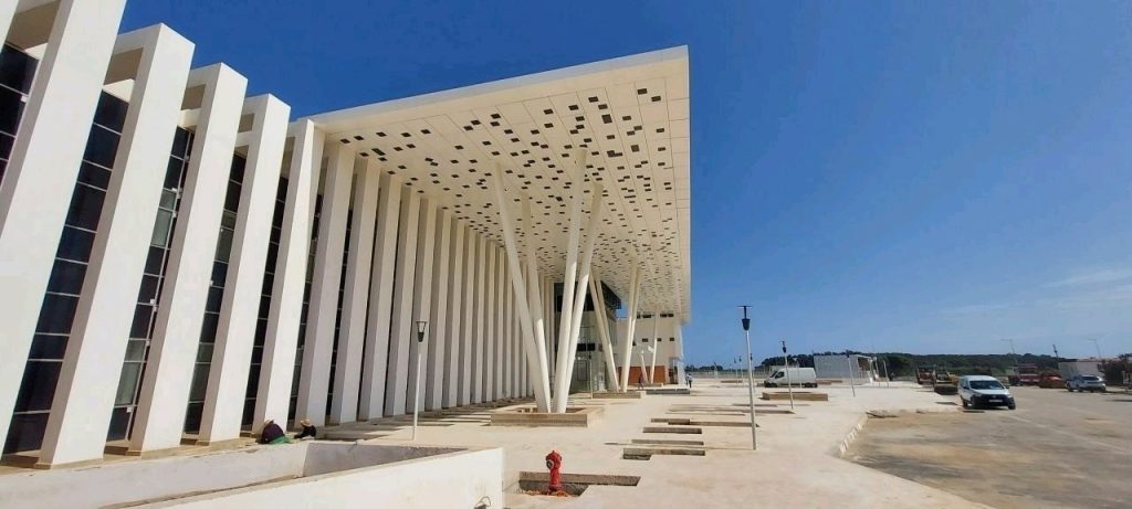 الملك يعطي تعليماته لبدء العمل في مستشفيين كبيرين بالحسيمة والقنيطرة