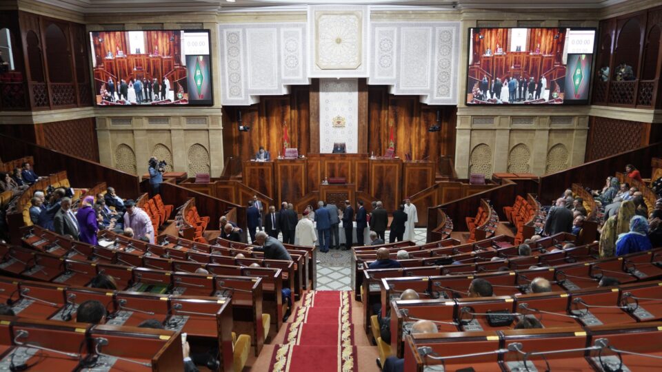 البرلمان يقر قانونا يمكن الموظفين من الاحتفاظ بمجموع الأجرة أثناء الرخص المرضية
