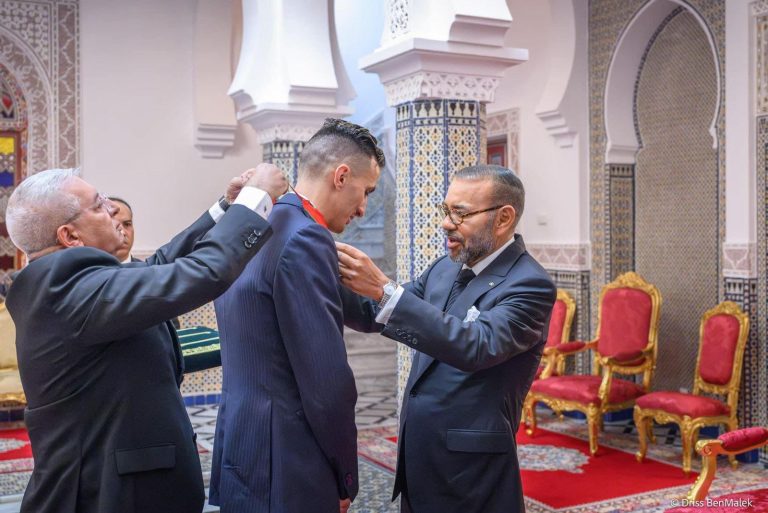 الملك يستقبل البطل الأولمبي سفيان البقالي ويوشحه بوسام العرش من درجة قائد