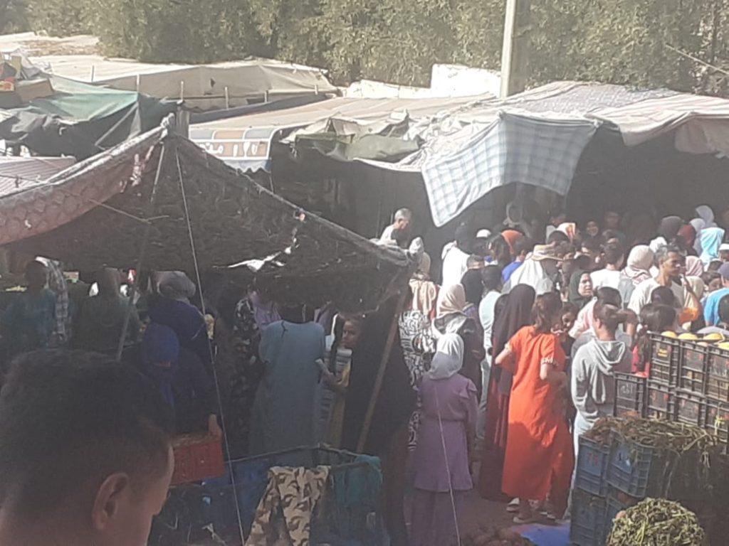 استياء أولياء أمور من تحول جنبات إعدادية بفاس لسوق شعبي كبير
