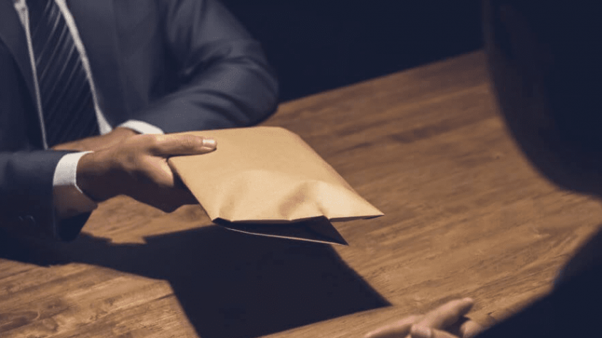 وسيطة تطلب نصف مليار لمستثمرين  لتجاوز عرقلة ملف إداري