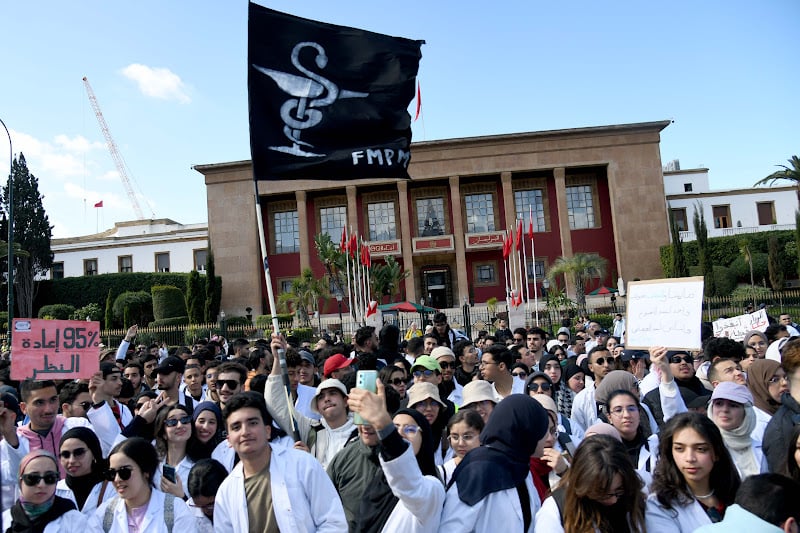 طلبة الطب يعلقون احتجاجاتهم مؤقتا بعد لقاء مع وسيط المملكة