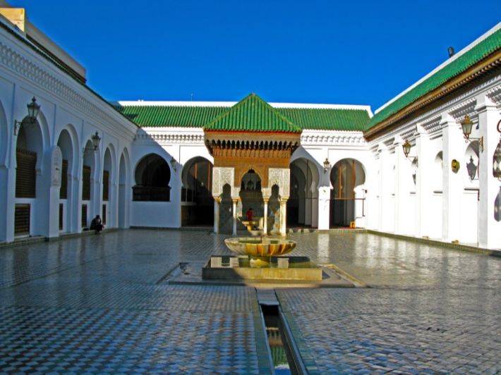 الحكومة تصادق على مشروع مرسوم يحدد قائمة ديبلومات وشهادات المعاهد والمؤسسات التابعة لجامعة القرويين
