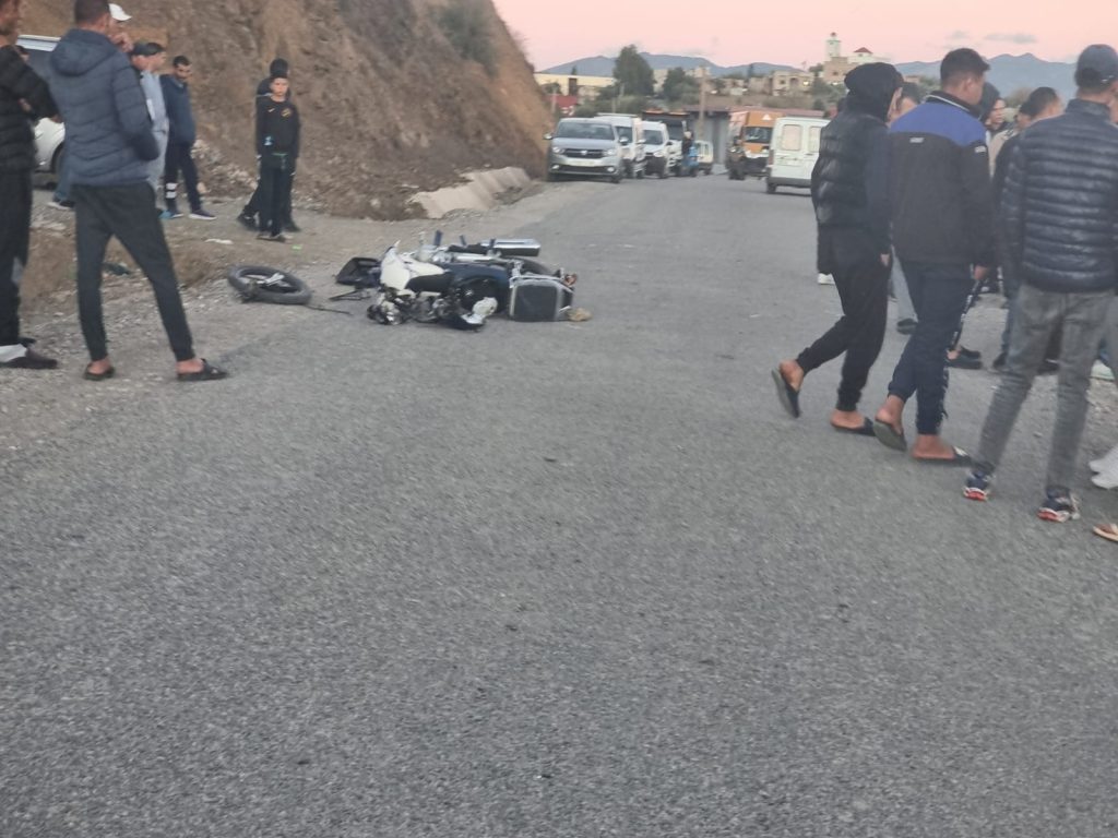 حادثة سير خطيرة بجماعة اخلالفة..اصطدام بين سيارة ودراجة نارية يخلف إصابة شاب بكسر وجروح بليغة