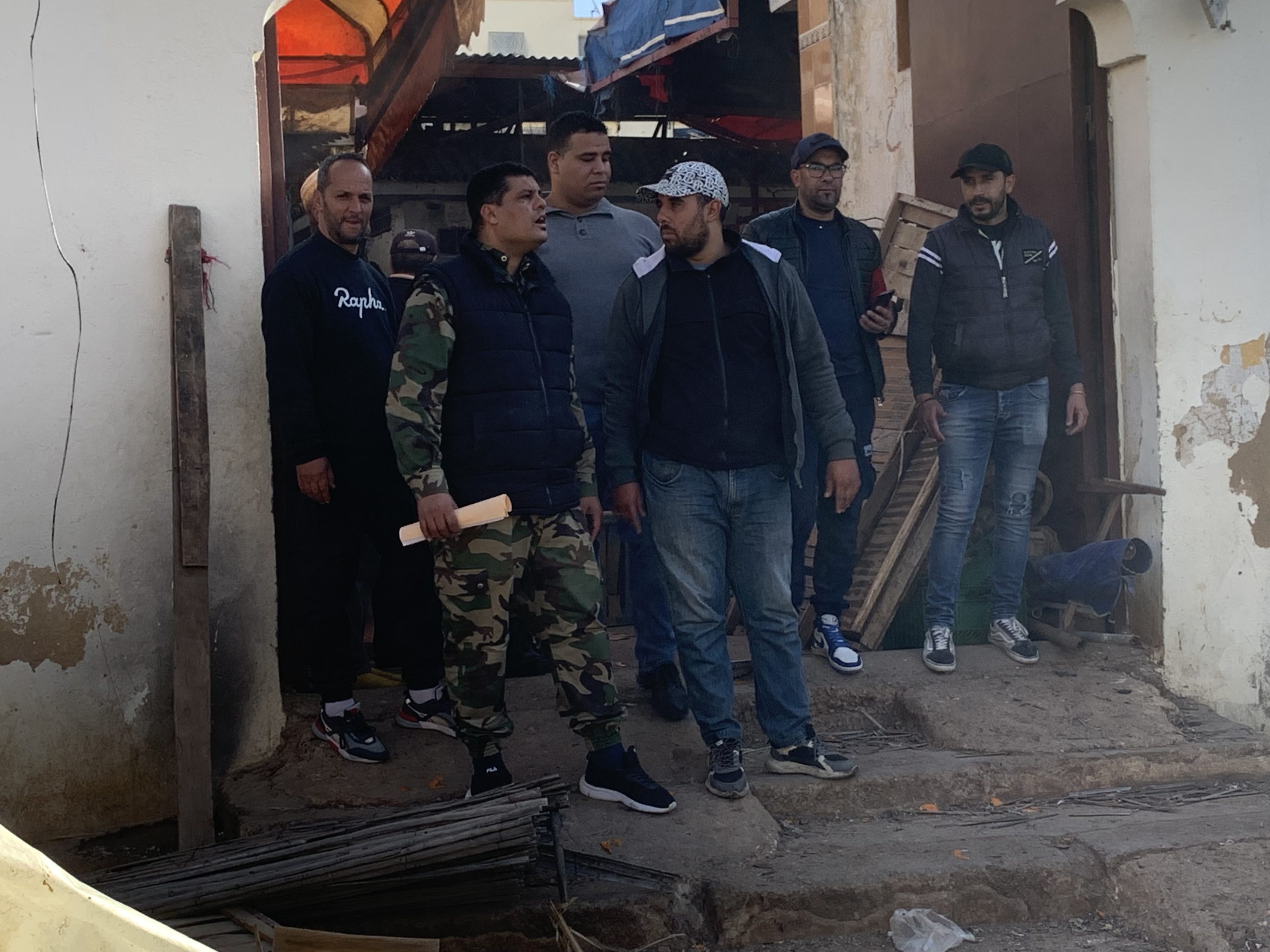تحرير الملك العمومي..قائد ملحقة ظهر الخميس بفاس يضع حدا لمعاناة تلاميذ وأطر إعدادية بن شقرون