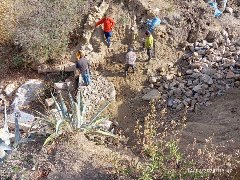 مواطنون ضواحي تازة يقومون مقام المجالس المنتخبة ويتطوعون لإصلاح مقطع طرقي
