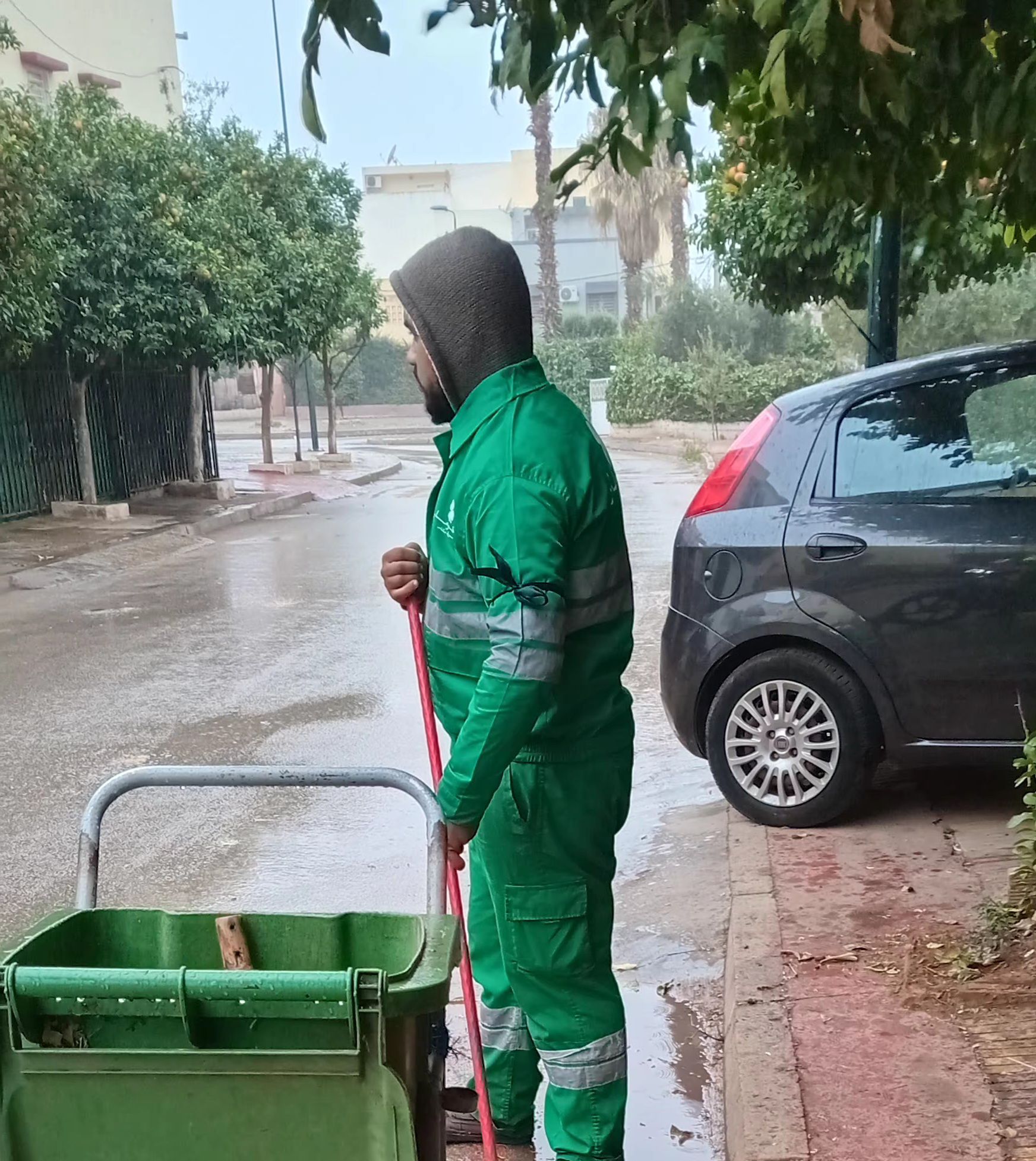 تأخر دفع الأجور يدفع عمال النظافة بمكناس للاحتجاج بالشارات السوداء