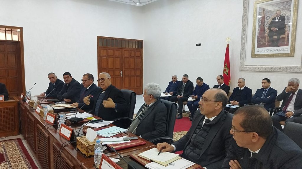 الوالي الجامعي يْبشِر  بقرب حل أزمة النقل الحضري بفاس