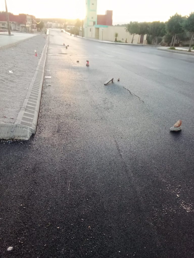 تشققات وانهيارات في طريق حديثة بجماعة صميعة تحيي النقاش حول جودة التنفيذ ورقابة المسؤولين