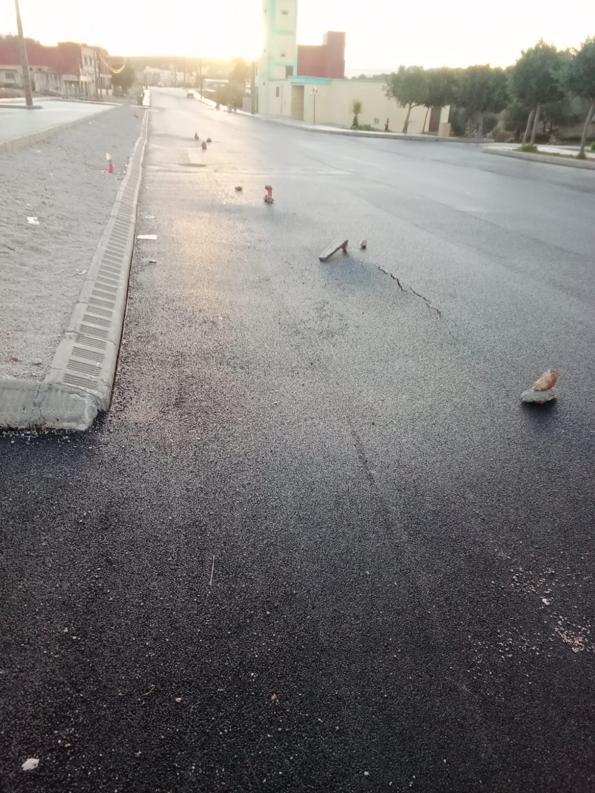 تشققات وانهيارات في طريق حديثة بجماعة صميعة تحيي النقاش حول جودة التنفيذ ورقابة المسؤولين