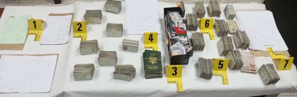 توقيف  شخص  بحوزته 942 بطاقة تعريف وطنية بطنجة
