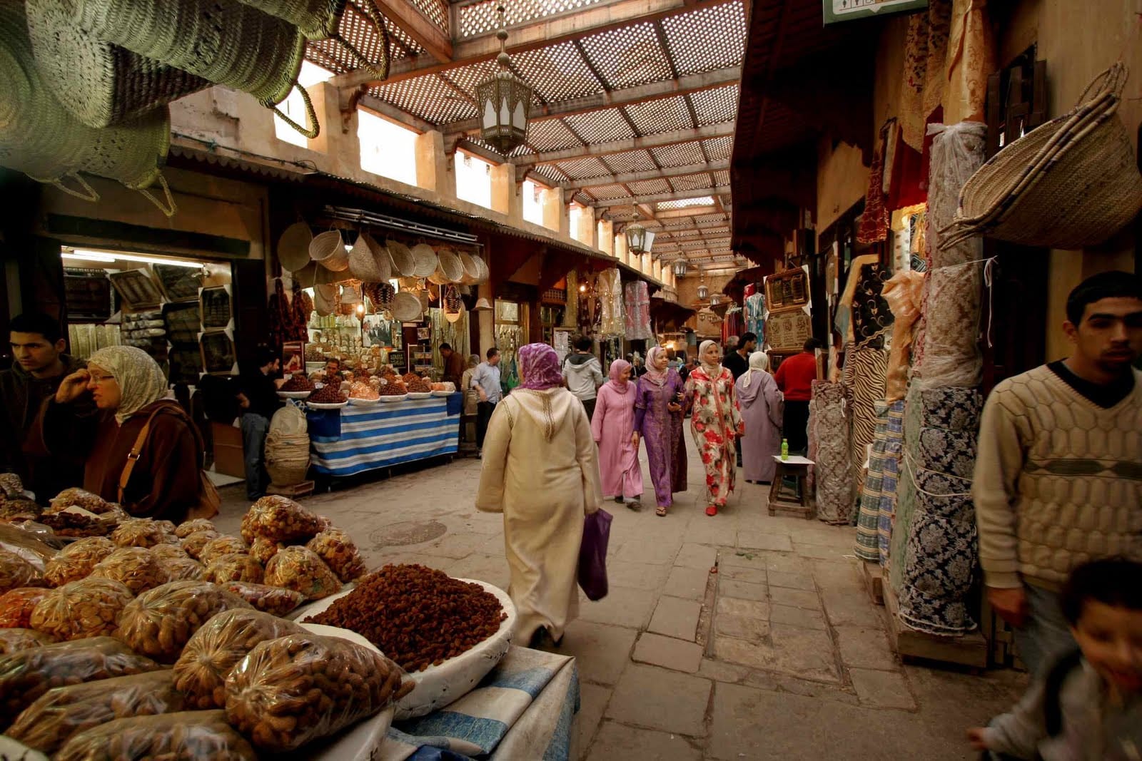 الحكومة تطمئن المغاربة عن  وفرة العرض خلال شهر رمضان وتشدد المراقبة على الأسواق