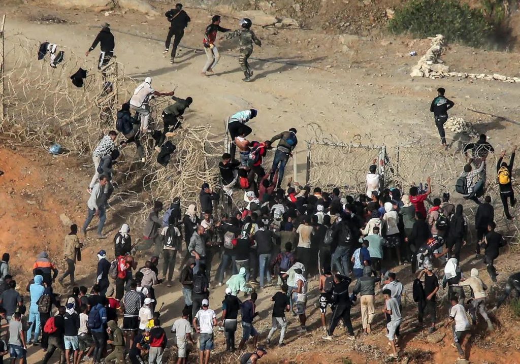 يبلغ من العمر 18 سنة..توقيفى شاب في باب تازة  يحرض على شن اقتحام جماعي جديد للحدود مع سبتة