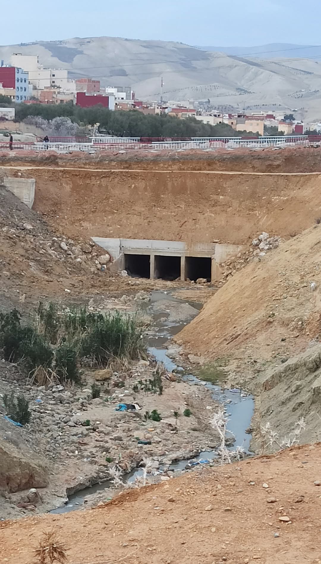 مطالب بفتح تحقيق في ظهور عيوب بقنطرة حديثة التشييد  بتازة